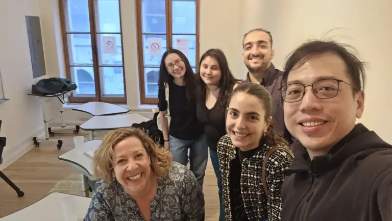 Prof. Elaine et cinq adultes d’un atelier de conversation de niveau B1, en salle de cours